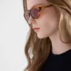 Okulary przeciwsłoneczne Prada z kultową metalową plakietką Okulary przeciwsłoneczne Prada z kultową metalową plakietką