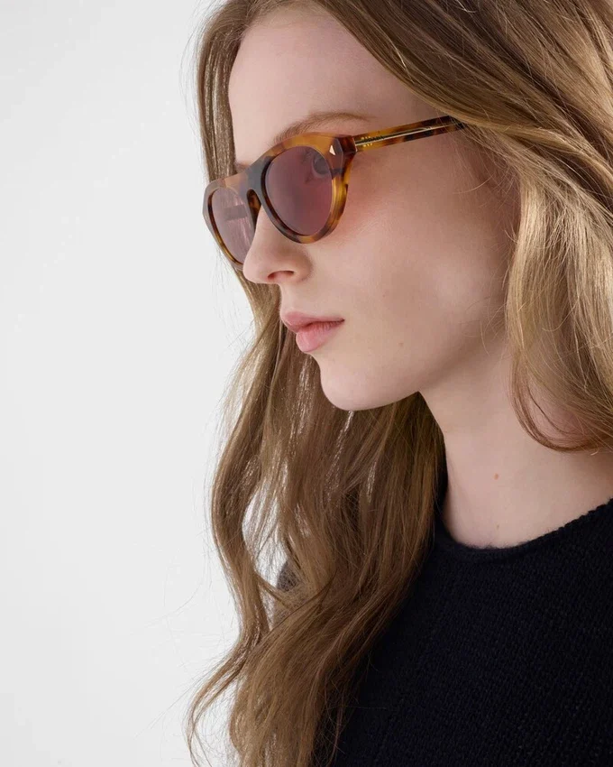 Okulary przeciwsłoneczne Prada z kultową metalową plakietką Okulary przeciwsłoneczne Prada z kultową metalową plakietką
