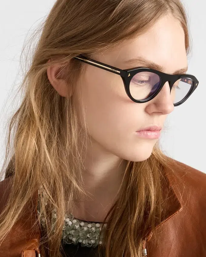 Okulary przeciwsłoneczne Prada z kultową metalową plakietką Okulary przeciwsłoneczne Prada z kultową metalową plakietką