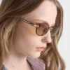 Okulary przeciwsłoneczne Prada z kultową metalową plakietką Okulary przeciwsłoneczne Prada z kultową metalową plakietką