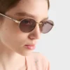 Okulary przeciwsłoneczne Prada z kultową metalową plakietką Okulary przeciwsłoneczne Prada z kultową metalową plakietką