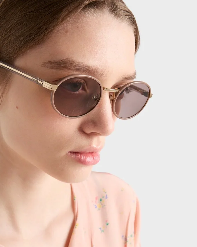 Okulary przeciwsłoneczne Prada z kultową metalową plakietką Okulary przeciwsłoneczne Prada z kultową metalową plakietką