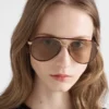 Okulary przeciwsłoneczne Prada z kultową metalową plakietką Okulary przeciwsłoneczne Prada z kultową metalową plakietką