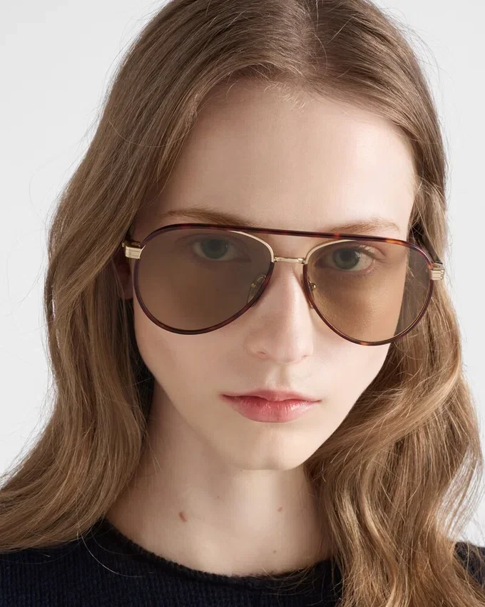 Okulary przeciwsłoneczne Prada z kultową metalową plakietką Okulary przeciwsłoneczne Prada z kultową metalową plakietką