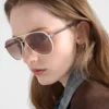 Okulary przeciwsłoneczne Prada z kultową metalową plakietką Okulary przeciwsłoneczne Prada z kultową metalową plakietką