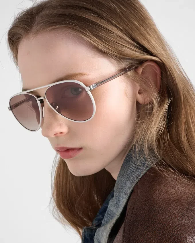 Okulary przeciwsłoneczne Prada z kultową metalową plakietką Okulary przeciwsłoneczne Prada z kultową metalową plakietką
