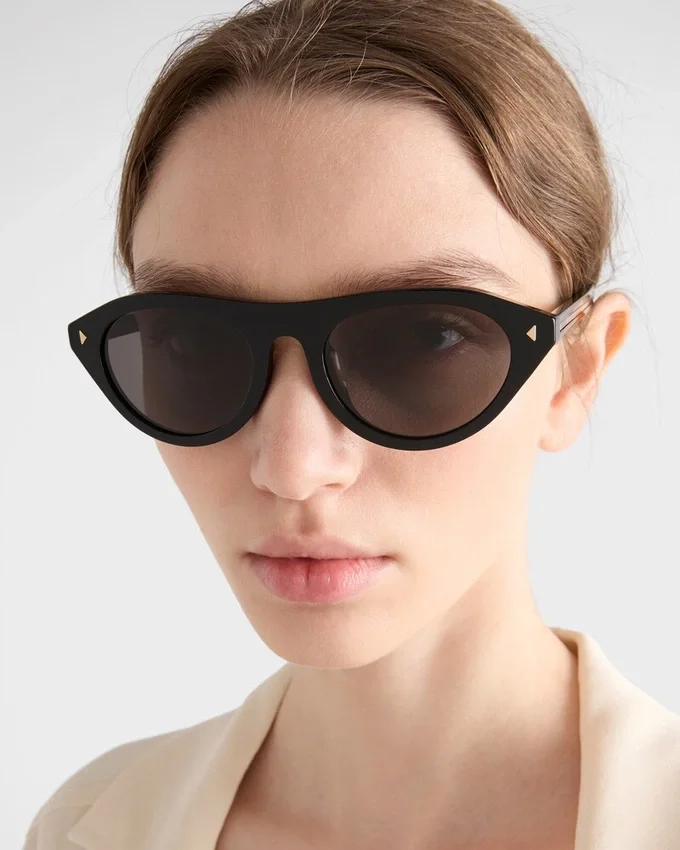 Okulary przeciwsłoneczne Prada z kultową metalową plakietką Okulary przeciwsłoneczne Prada z kultową metalową plakietką