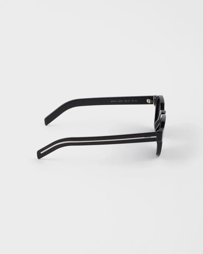 Okulary przeciwsłoneczne z kultową metalową plakietką Okulary przeciwsłoneczne z kultową metalową plakietką