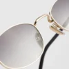 Okulary przeciwsłoneczne z kultową metalową plakietką Okulary przeciwsłoneczne z kultową metalową plakietką