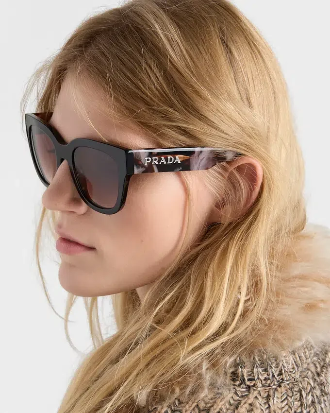 Okulary przeciwsłoneczne z logo Prada Okulary przeciwsłoneczne z logo Prada
