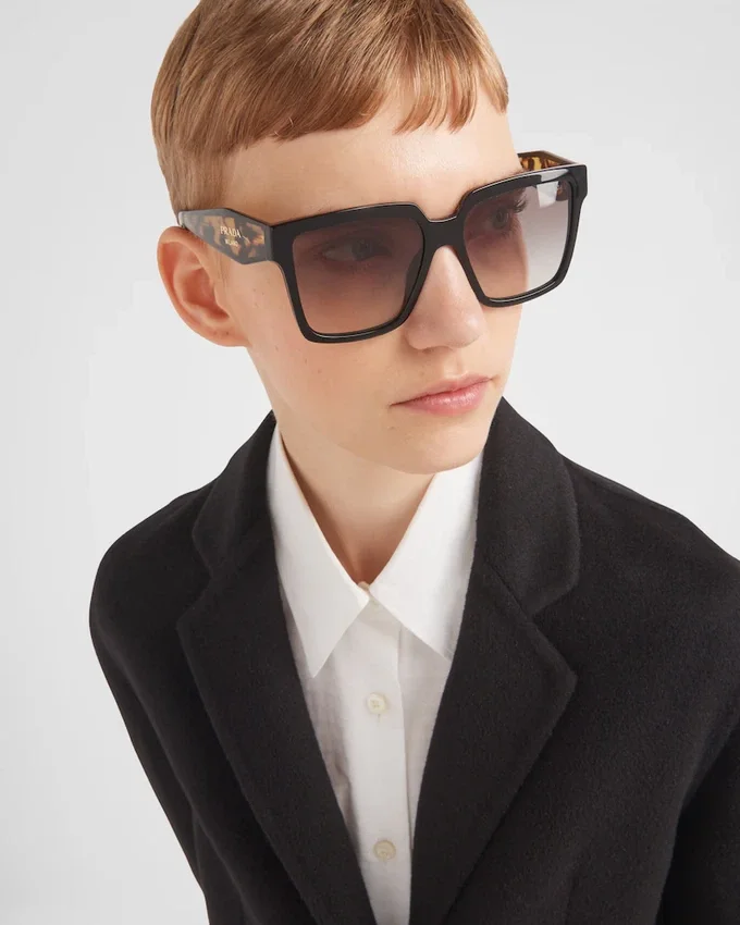 Okulary przeciwsłoneczne z logo Prada Okulary przeciwsłoneczne z logo Prada
