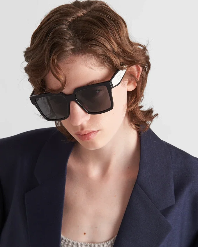 Okulary przeciwsłoneczne z logo Prada Okulary przeciwsłoneczne z logo Prada