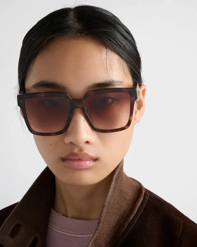 Okulary przeciwsłoneczne z logo Prada Okulary przeciwsłoneczne z logo Prada