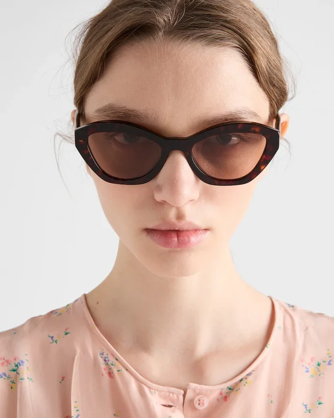 Okulary przeciwsłoneczne z logo Prada Okulary przeciwsłoneczne z logo Prada