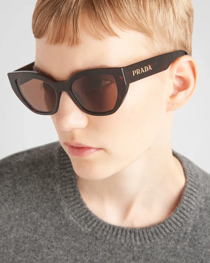 Okulary przeciwsłoneczne z logo Prada Okulary przeciwsłoneczne z logo Prada