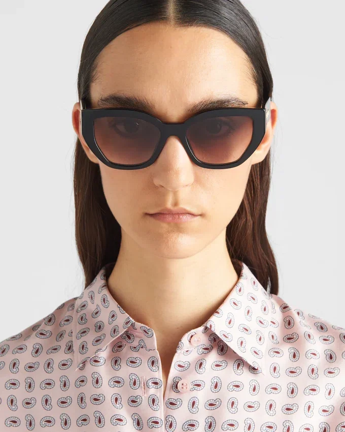 Okulary przeciwsłoneczne z logo Prada Okulary przeciwsłoneczne z logo Prada