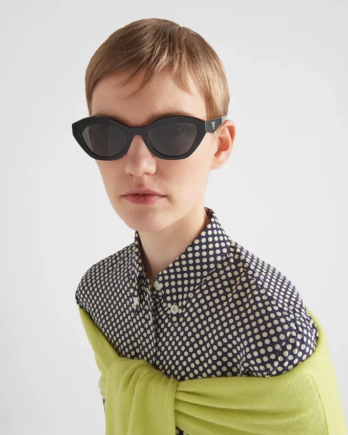 Okulary przeciwsłoneczne z logo Prada Okulary przeciwsłoneczne z logo Prada