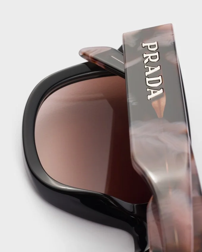 Okulary przeciwsłoneczne z logo Prada Okulary przeciwsłoneczne z logo Prada
