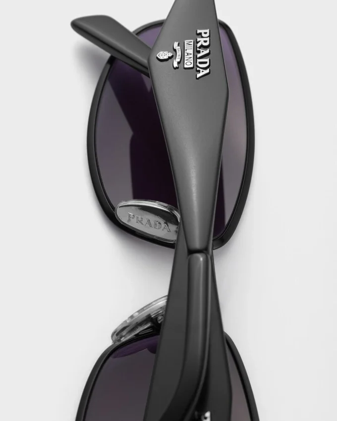 Okulary przeciwsłoneczne z logo Prada Okulary przeciwsłoneczne z logo Prada