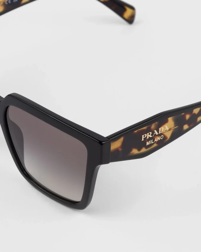 Okulary przeciwsłoneczne z logo Prada Okulary przeciwsłoneczne z logo Prada