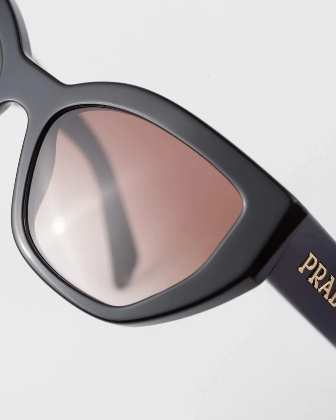 Okulary przeciwsłoneczne z logo Prada Okulary przeciwsłoneczne z logo Prada