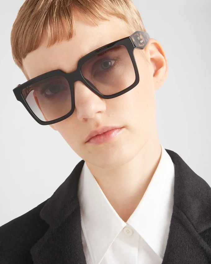 Okulary przeciwsłoneczne z logo Prada Okulary przeciwsłoneczne z logo Prada