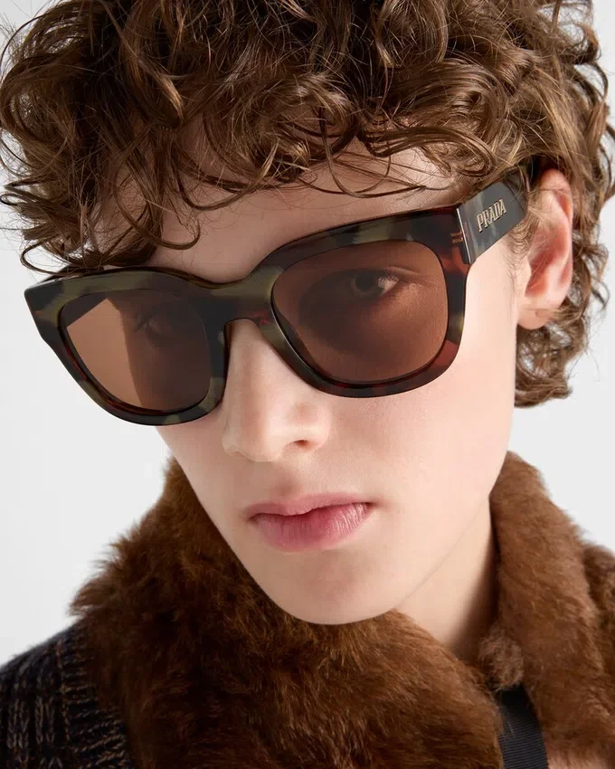 Okulary przeciwsłoneczne z logo Prada Okulary przeciwsłoneczne z logo Prada