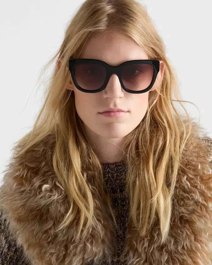 Okulary przeciwsłoneczne z logo Prada Okulary przeciwsłoneczne z logo Prada
