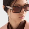 Okulary przeciwsłoneczne z logo Prada Okulary przeciwsłoneczne z logo Prada