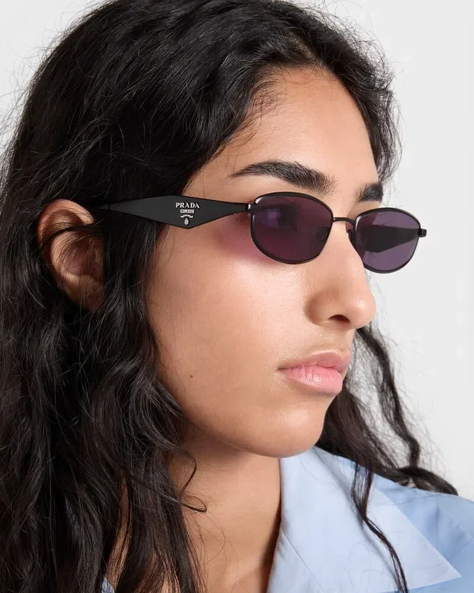 Okulary przeciwsłoneczne z logo Prada Okulary przeciwsłoneczne z logo Prada