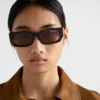Okulary przeciwsłoneczne z logo Prada Okulary przeciwsłoneczne z logo Prada