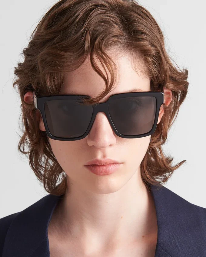 Okulary przeciwsłoneczne z logo Prada Okulary przeciwsłoneczne z logo Prada