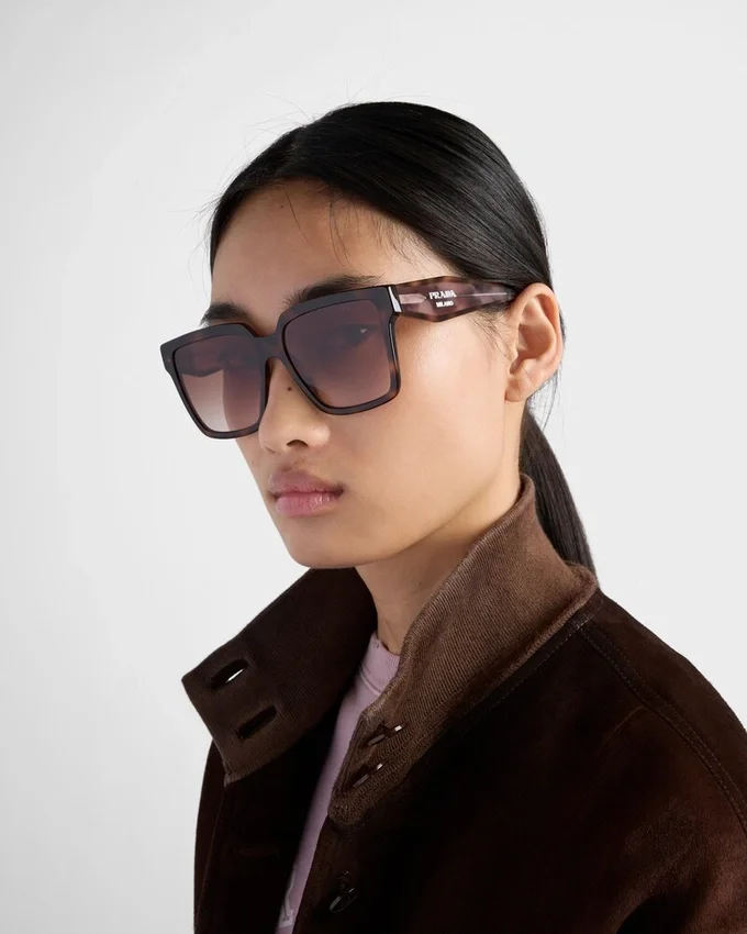 Okulary przeciwsłoneczne z logo Prada Okulary przeciwsłoneczne z logo Prada