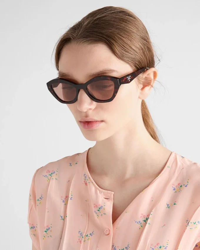 Okulary przeciwsłoneczne z logo Prada Okulary przeciwsłoneczne z logo Prada