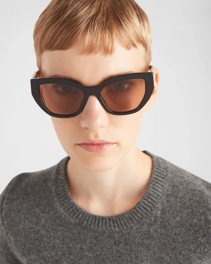 Okulary przeciwsłoneczne z logo Prada Okulary przeciwsłoneczne z logo Prada