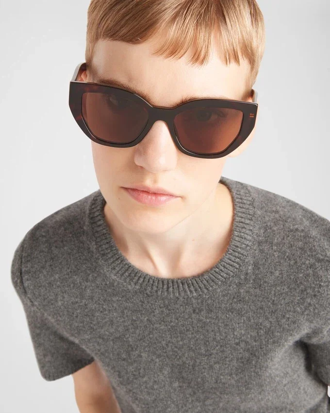 Okulary przeciwsłoneczne z logo Prada Okulary przeciwsłoneczne z logo Prada