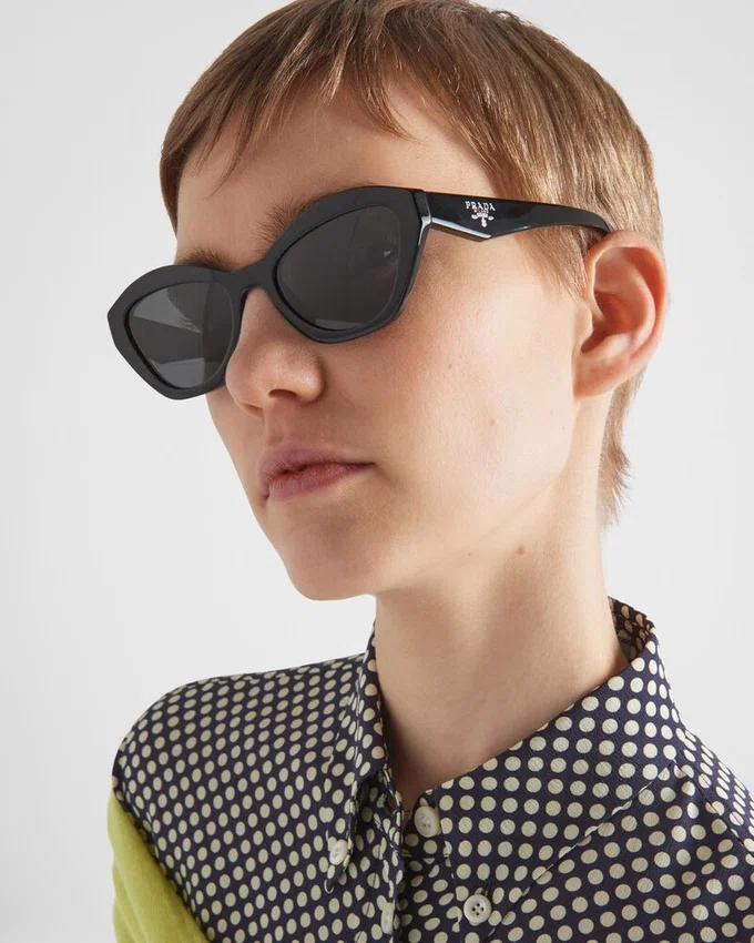 Okulary przeciwsłoneczne z logo Prada Okulary przeciwsłoneczne z logo Prada