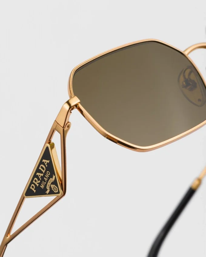 Okulary przeciwsłoneczne z trójkątnym logo Okulary przeciwsłoneczne z trójkątnym logo