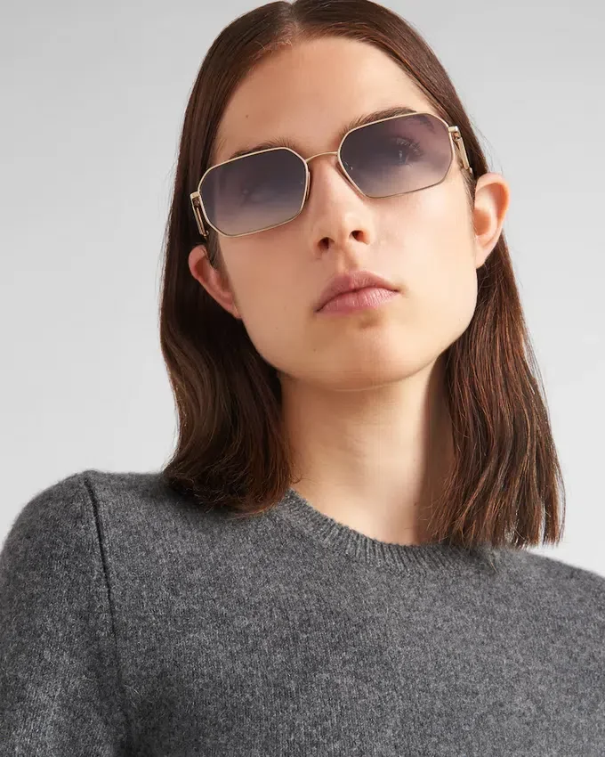 Okulary przeciwsłoneczne z trójkątnym logo Prada Triangle Okulary przeciwsłoneczne z trójkątnym logo Prada Triangle