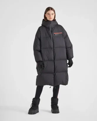Oversizowy techniczny płaszcz puchowy z nylonu Re-Nylon