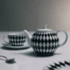 Porcelanowy czajniczek – szachownica Porcelanowy czajniczek – szachownica