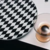 Porcelanowy talerz podkładowy – szachownica