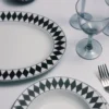 Średni porcelanowy talerz do serwowania – wzór szachownicy