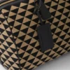 Średnia torba podróżna z tkaniny z haftowanym symbolem Prada Średnia torba podróżna z tkaniny z haftowanym symbolem Prada