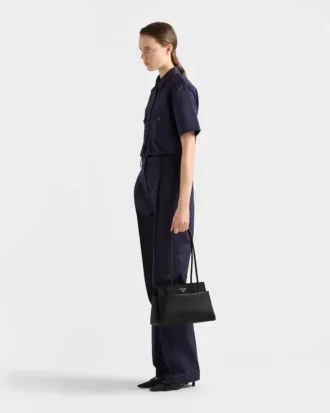 Średniej wielkości skórzana torba Prada Passage z klapką z materiału Re-Nylon