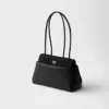Średniej wielkości skórzana torba Prada Passage z klapką z materiału Re-Nylon Średniej wielkości skórzana torba Prada Passage z klapką z materiału Re-Nylon