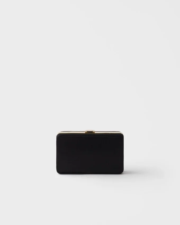 Satynowa mini kopertówka z paskiem na ramię Satynowa mini kopertówka z paskiem na ramię