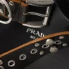 Skórzana torba Prada z klamrą i paskiem z ćwiekami Skórzana torba Prada z klamrą i paskiem z ćwiekami