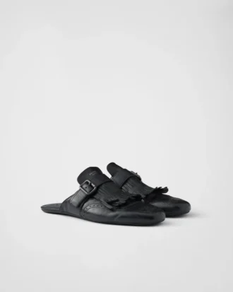 Skórzane klapki typu monk strap z frędzlami