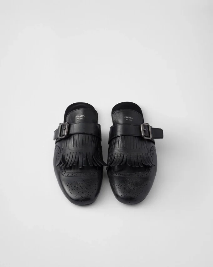 Skórzane klapki typu monk strap z frędzlami Skórzane klapki typu monk strap z frędzlami